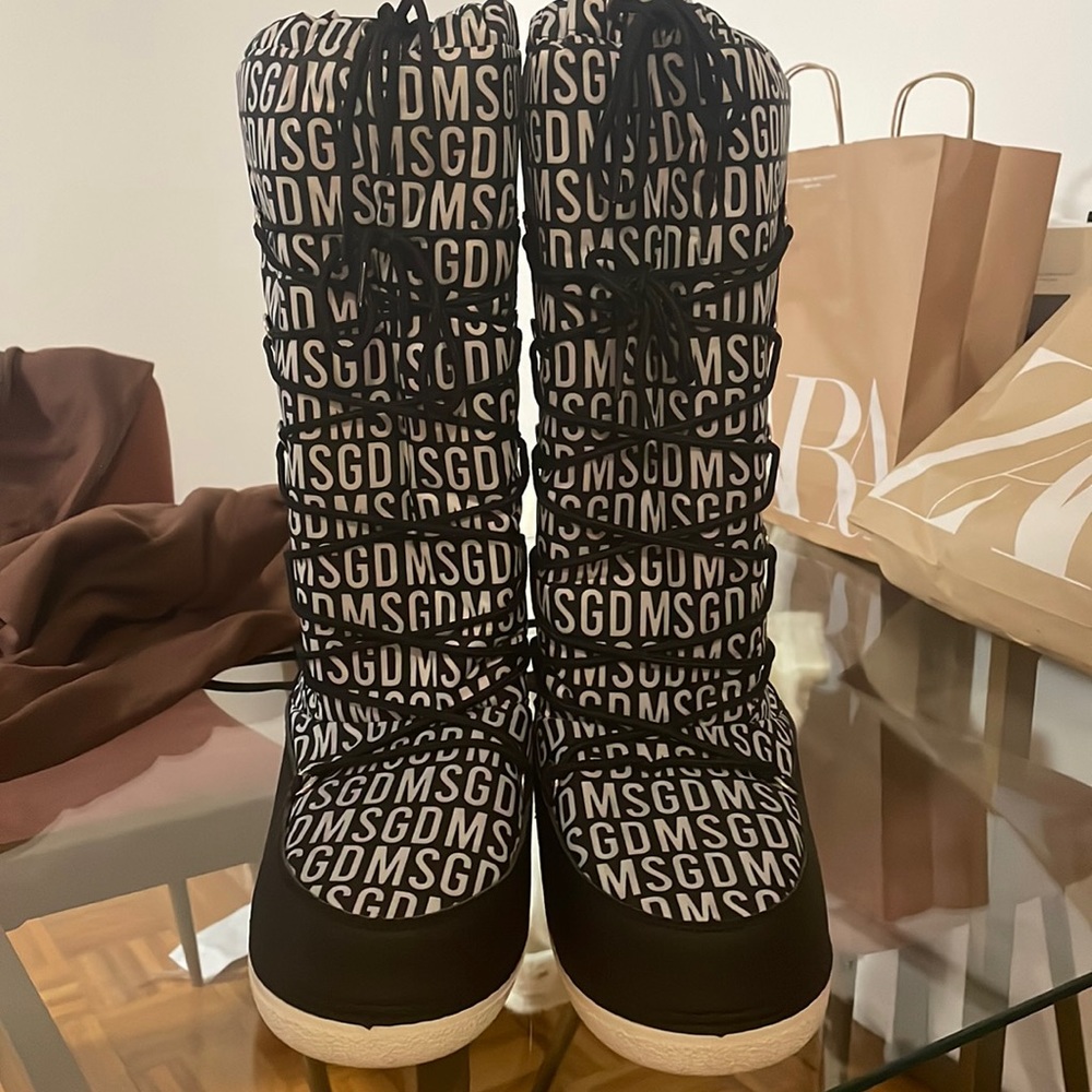 Missguided moon boots